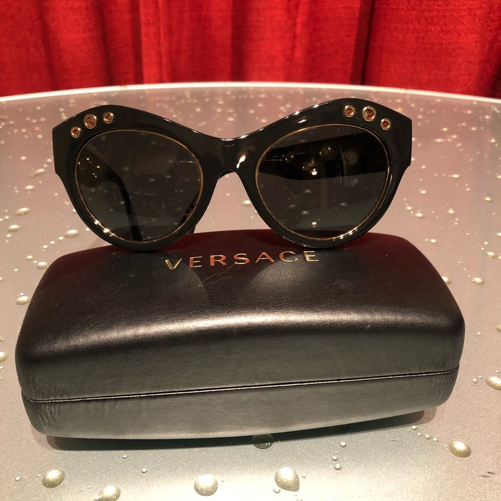 Authentic Versace Sunglasses w/ case - mod 4320